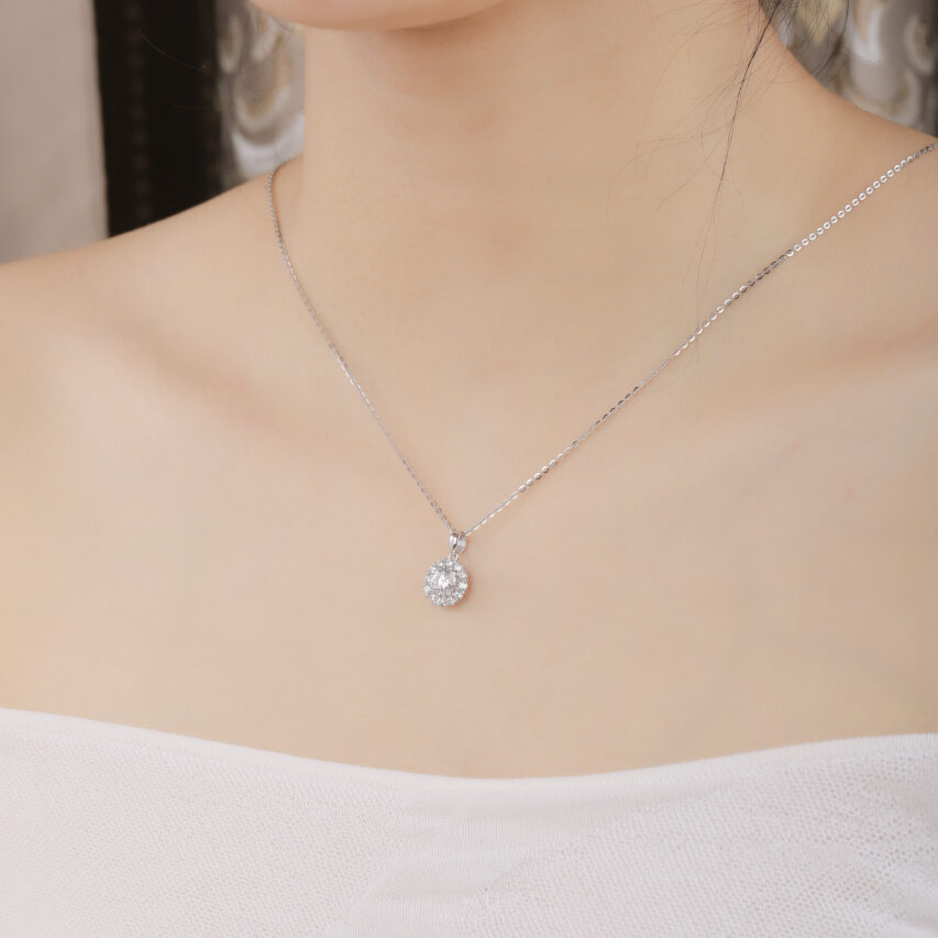 Dây chuyền vàng nữ mặt tròn đá chủ cỡ lớn viền đá nhỏ sang trọng