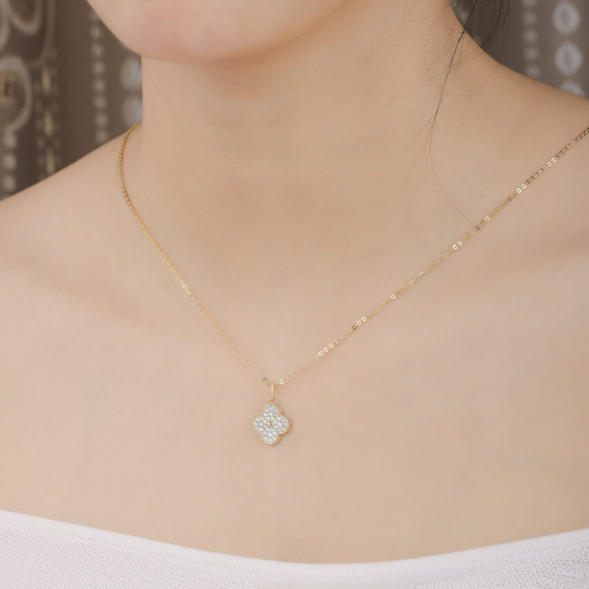 Mặt dây chuyền hoa bốn cánh đính đá CZ viền hạt nổi bật