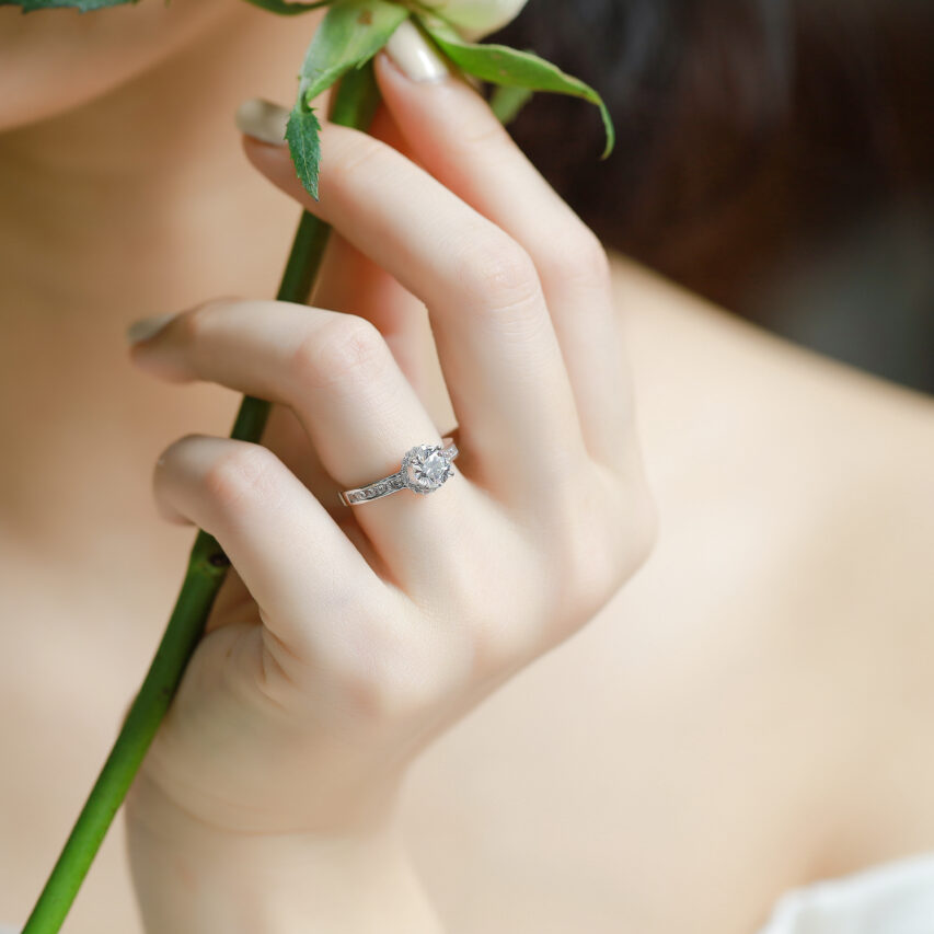 Nhẫn nữ đính đá chủ phong cách vương miện – Lấp lánh kiêu sa