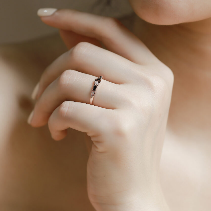 Nhẫn nữ phối men đen đính đá CZ – Vẻ đẹp huyền bí cổ điển