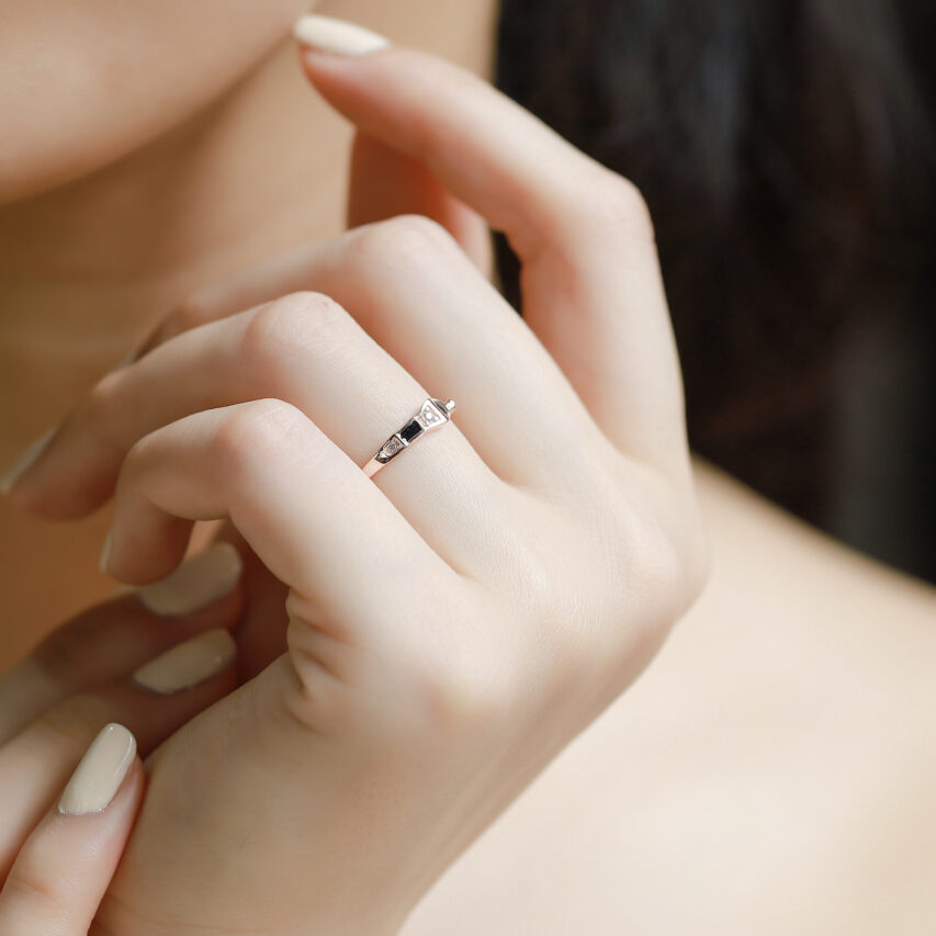 Nhẫn nữ phối men đen đính đá CZ – Vẻ đẹp huyền bí cổ điển