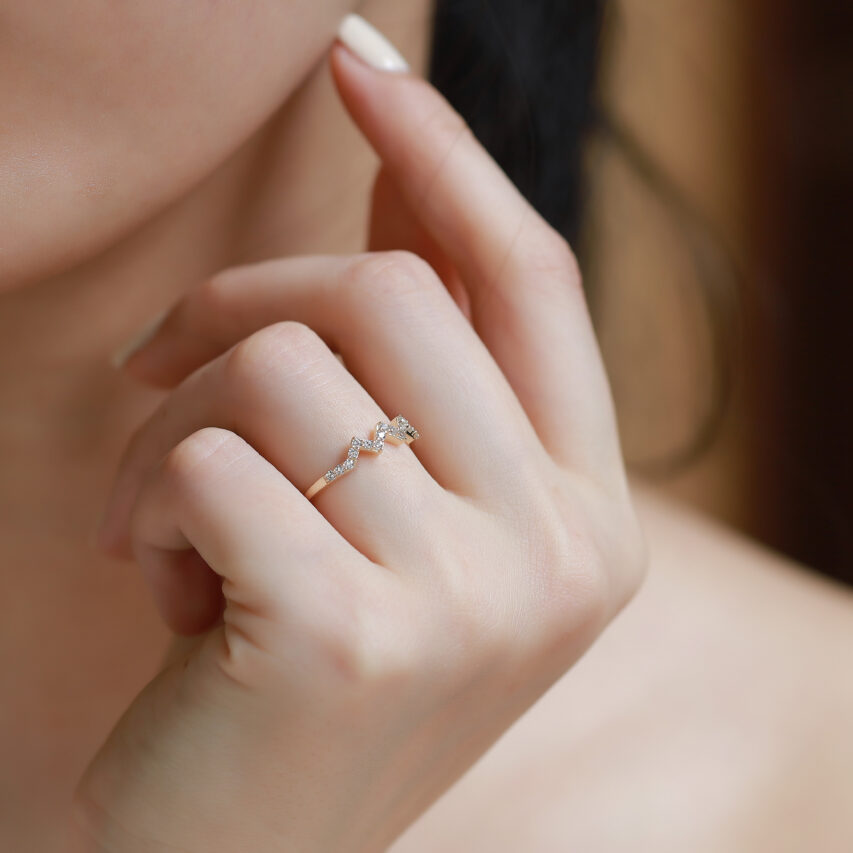 Nhẫn nữ thiết kế ziczac đính đá CZ – Sắc sảo hiện đại
