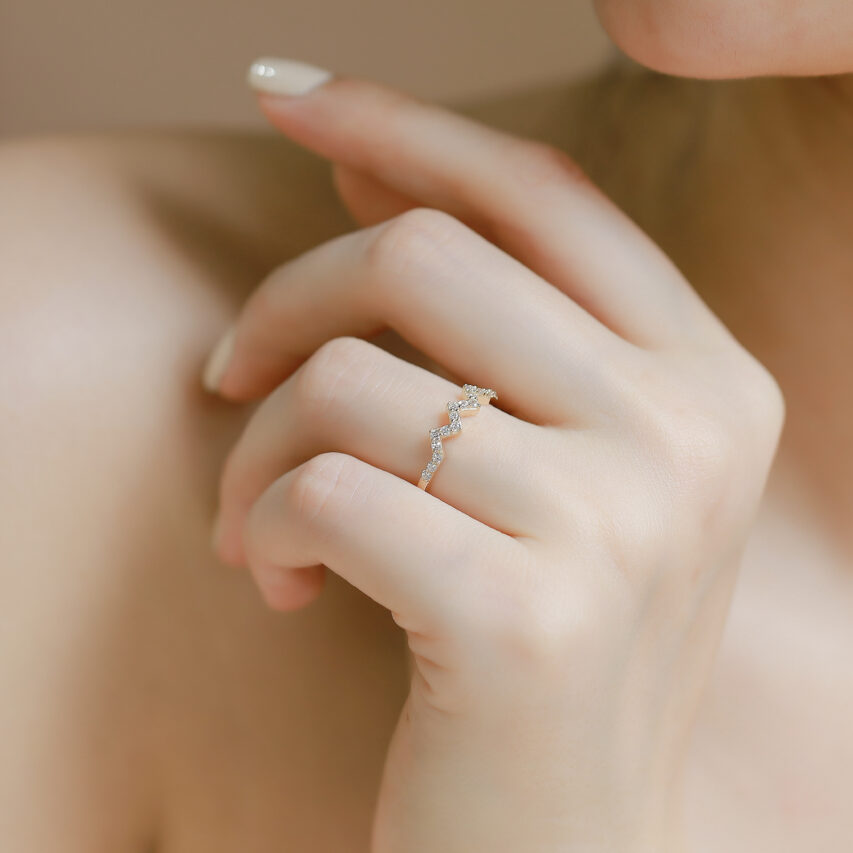 Nhẫn nữ thiết kế ziczac đính đá CZ – Sắc sảo hiện đại
