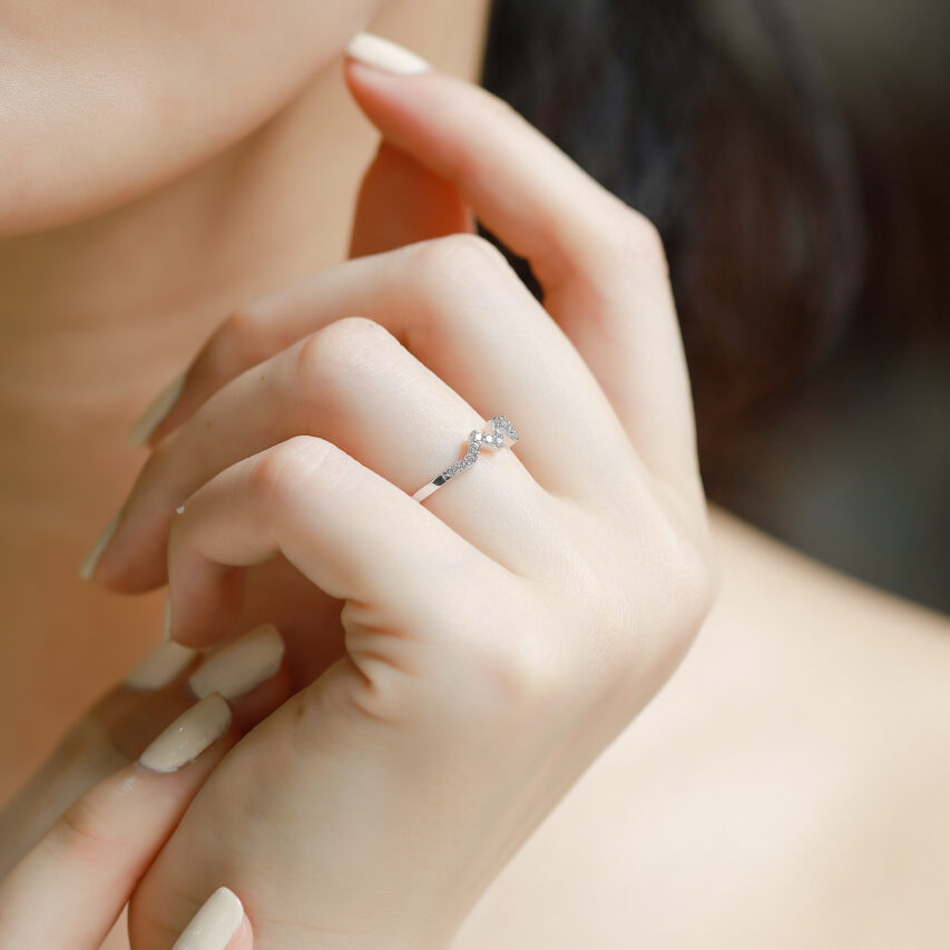 Nhẫn nữ thiết kế ziczac đính đá CZ – Sắc sảo hiện đại