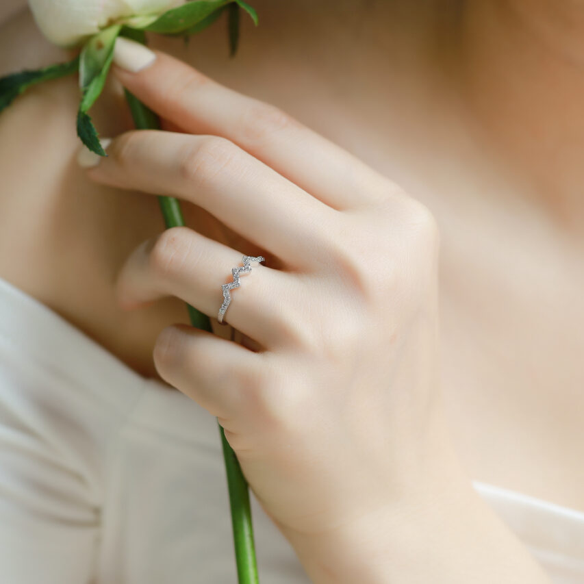 Nhẫn nữ thiết kế ziczac đính đá CZ – Sắc sảo hiện đại