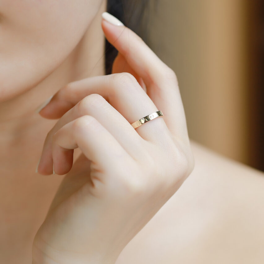 Nhẫn trơn khắc họa tiết điểm đá CZ – Phong cách tối giản sang trọng