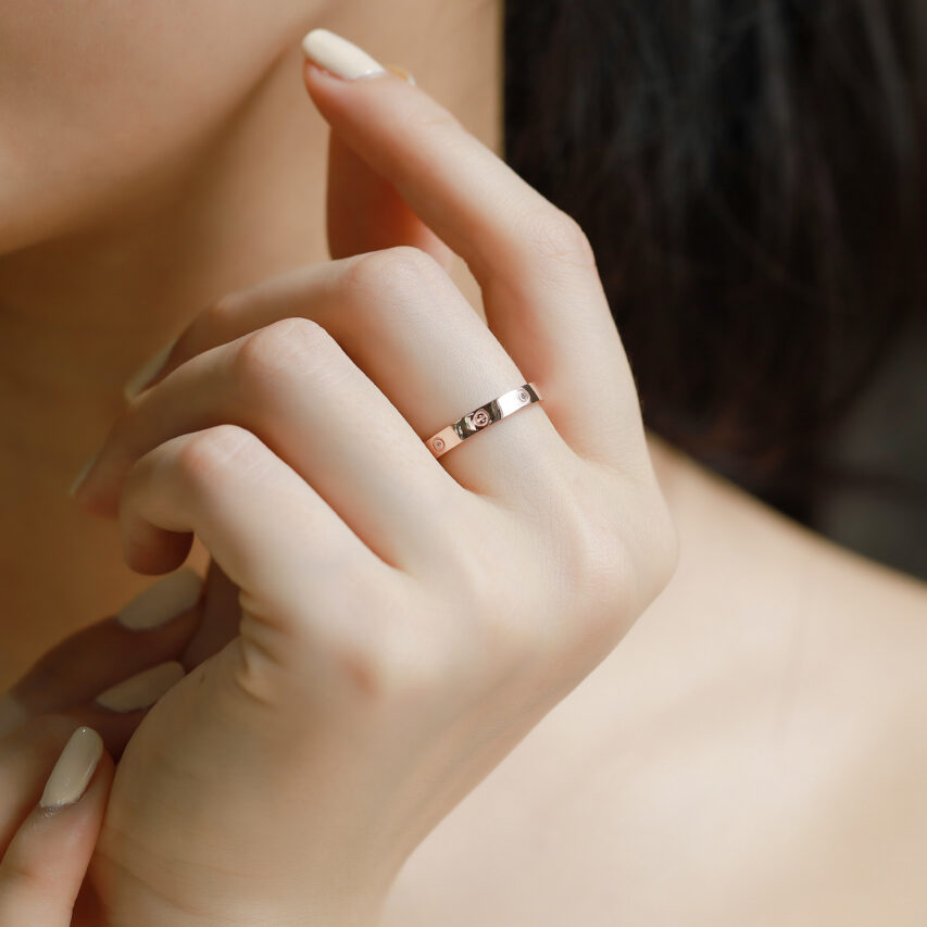 Nhẫn trơn khắc họa tiết điểm đá CZ – Phong cách tối giản sang trọng