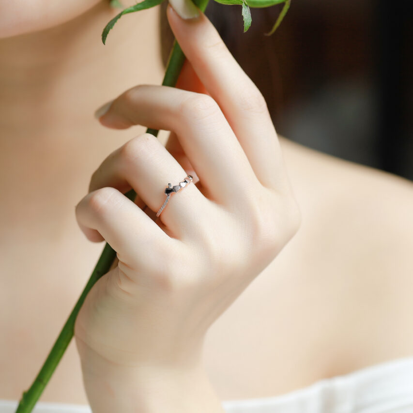 Nhẫn vàng trái tim huyền bí lấp lánh