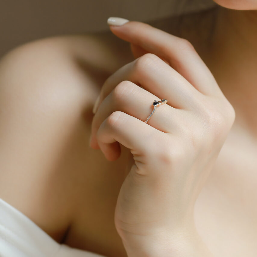 Nhẫn vàng trái tim huyền bí lấp lánh
