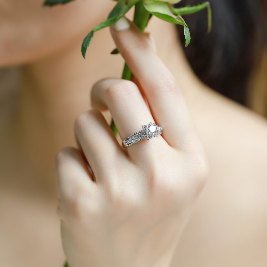 Nhẫn vàng trắng cánh hoa lấp lánh