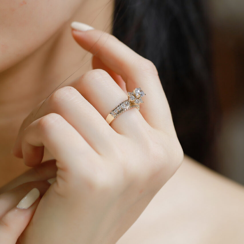 Nhẫn vàng trắng cánh hoa lấp lánh
