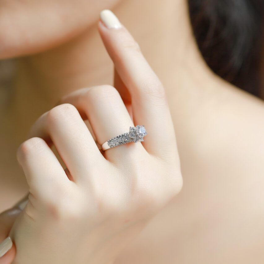 Nhẫn vàng trắng cánh hoa lấp lánh