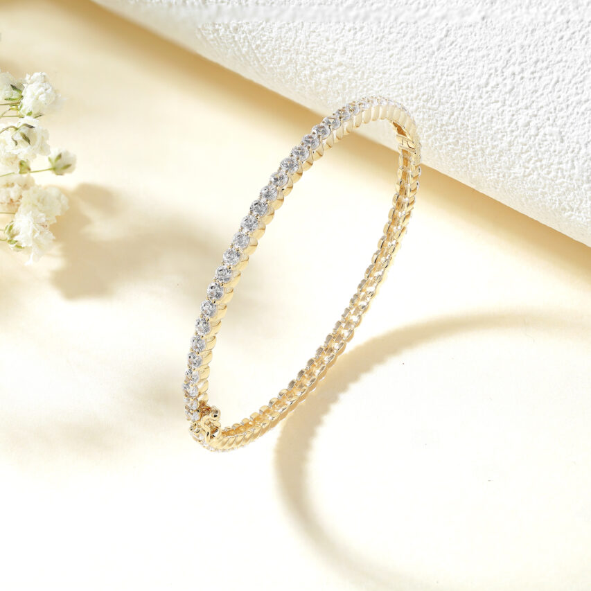 Vòng tay vàng thanh lịch đính đá lấp lánh