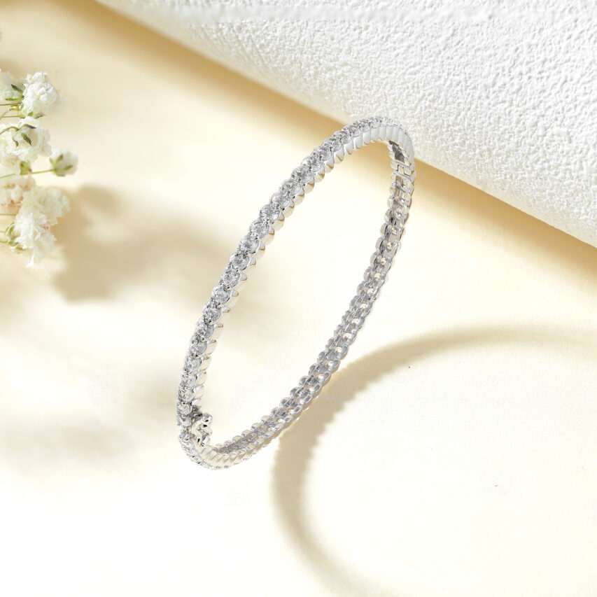 Vòng tay vàng thanh lịch đính đá lấp lánh