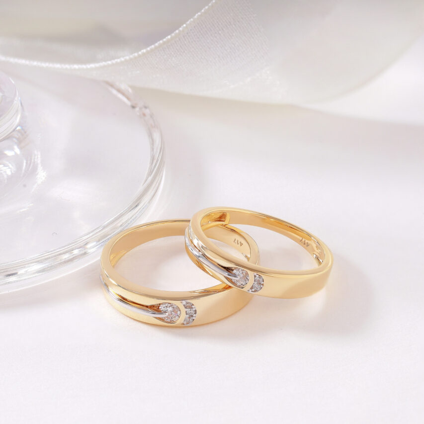 Cặp nhẫn cưới vàng 10K – thiết kế bản hơi bầu, phối giữa hai tông màu ánh vàng và trắng tạo điểm nhấn khác biệt.