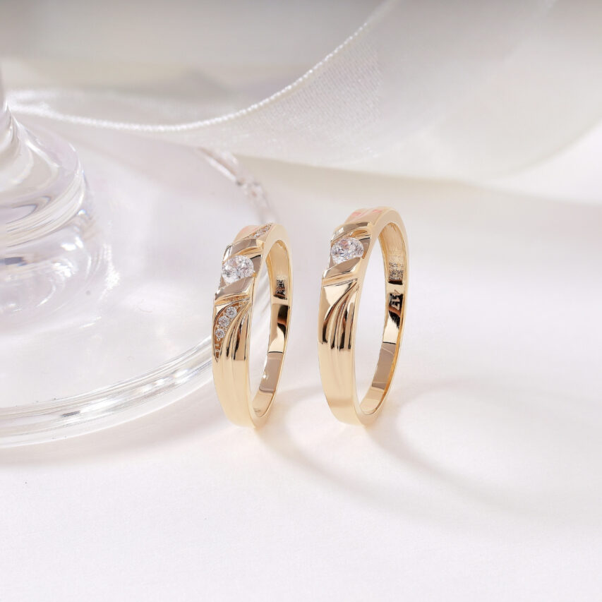 Cặp nhẫn cưới vàng 10K – thiết kế bản nhỏ vừa vặn, tạo hình uốn lượn mềm mại như dòng chảy của tình yêu.