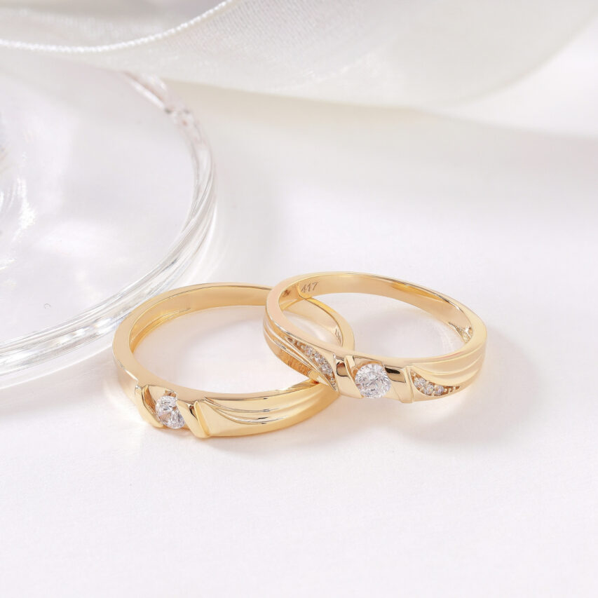 Cặp nhẫn cưới vàng 10K – thiết kế bản nhỏ vừa vặn, tạo hình uốn lượn mềm mại như dòng chảy của tình yêu.