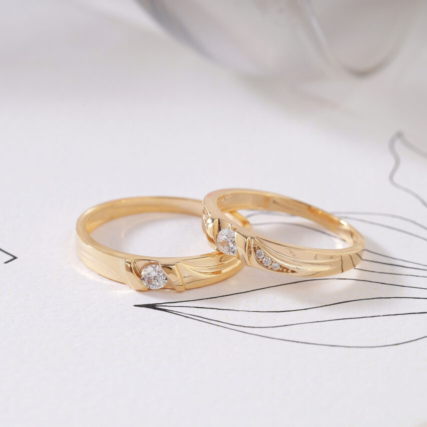 Cặp nhẫn cưới vàng 10K – thiết kế bản nhỏ vừa vặn, tạo hình uốn lượn mềm mại như dòng chảy của tình yêu.