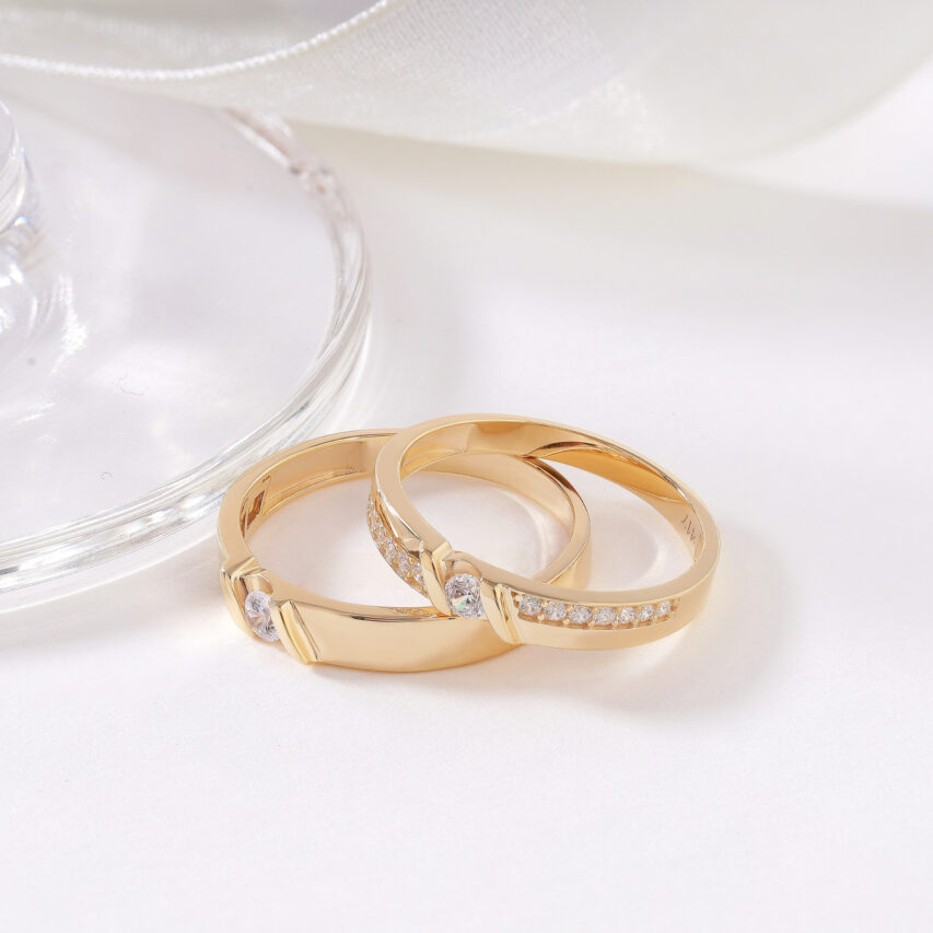Cặp nhẫn cưới vàng 10K với thiết kế mạnh mẽ mà đầy tinh tế – lấy cảm hứng từ sự đồng hành vững chắc giữa hai con người.