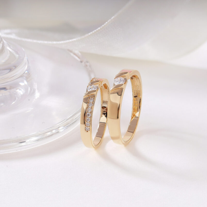 Cặp nhẫn cưới vàng 10K với thiết kế mạnh mẽ mà đầy tinh tế – lấy cảm hứng từ sự đồng hành vững chắc giữa hai con người.