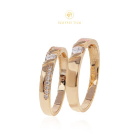 Cặp nhẫn cưới vàng 10K với thiết kế mạnh mẽ mà đầy tinh tế – lấy cảm hứng từ sự đồng hành vững chắc giữa hai con người.
