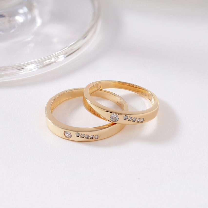 Cặp nhẫn cưới vàng 10k mang phong cách hiện đại với điểm nhấn là hàng đá CZ đính nổi tinh xảo, tạo nên sự khác biệt trong từng chi tiết.