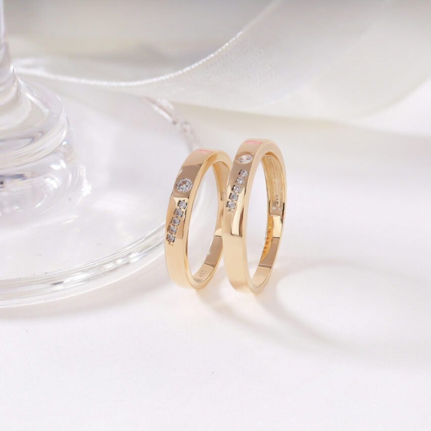 Cặp nhẫn cưới vàng 10k mang phong cách hiện đại với điểm nhấn là hàng đá CZ đính nổi tinh xảo, tạo nên sự khác biệt trong từng chi tiết.