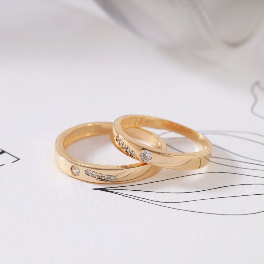 Cặp nhẫn cưới vàng 10k mang phong cách hiện đại với điểm nhấn là hàng đá CZ đính nổi tinh xảo, tạo nên sự khác biệt trong từng chi tiết.