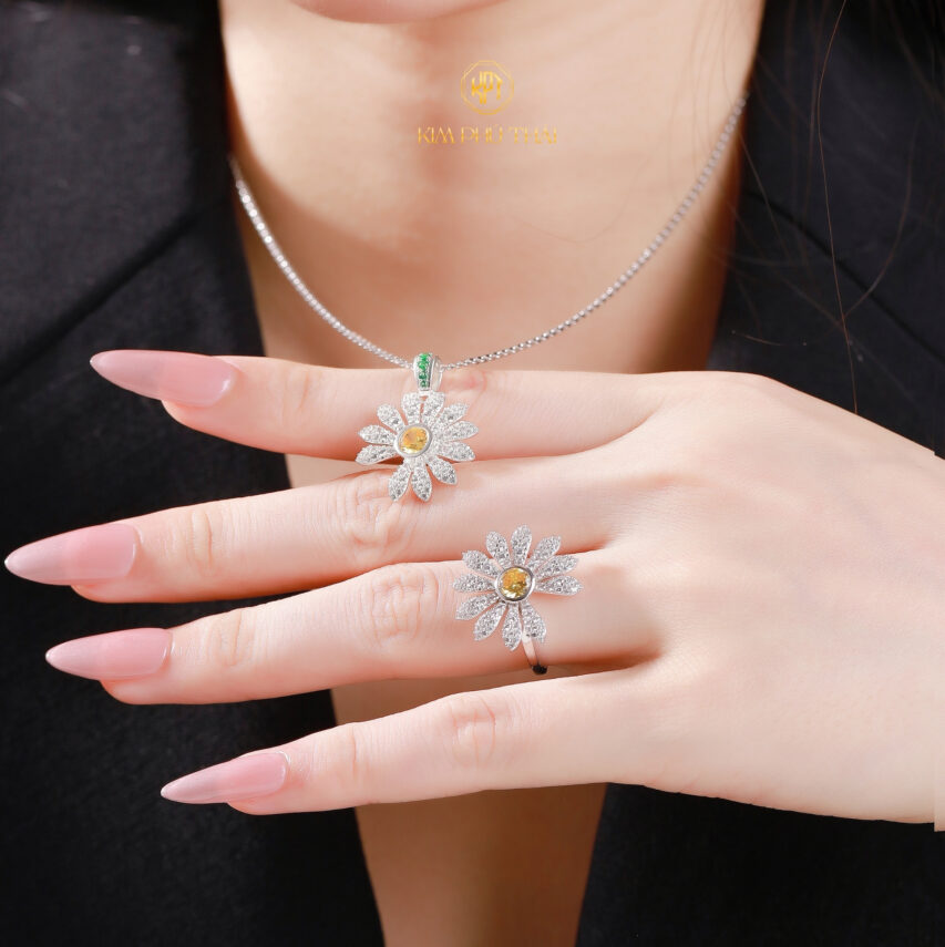 Bộ sưu tập trang sức hoa cúc bạc S925 đính đá CZ – khuyết một cánh, nhưng trọn vẹn cá tính