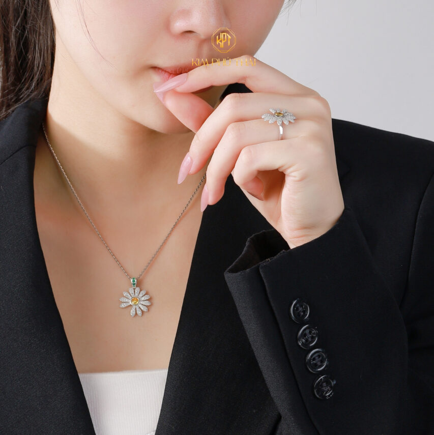 Bộ sưu tập trang sức hoa cúc bạc S925 đính đá CZ – khuyết một cánh, nhưng trọn vẹn cá tính